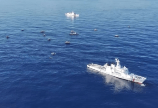 鸿泰利创 中国海警局新闻发言人就菲非法闯入渚碧礁、铁线礁附近海域发表谈话