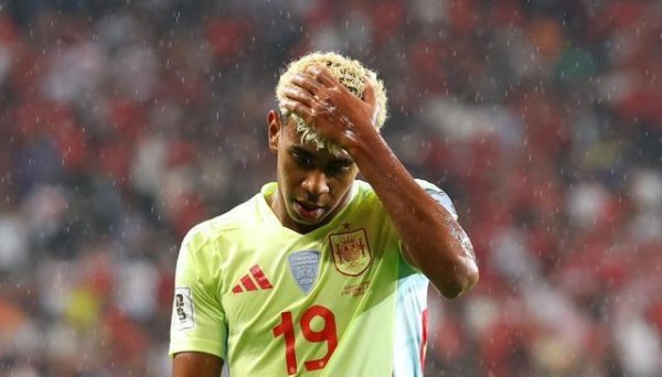 宝贷配资 辣眼睛：18岁亚马尔面对空门一脚踢飞，皮球直奔看台而去，笑死了