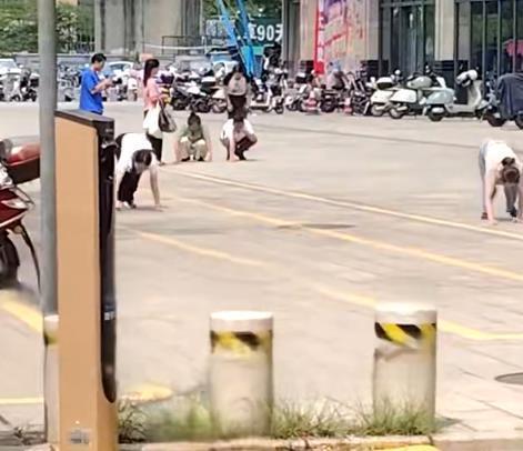 鼎合网配资 惠州多名男女在街上爬行并学狗叫，系公司团建活动时发生的行为，涉事企业已致歉